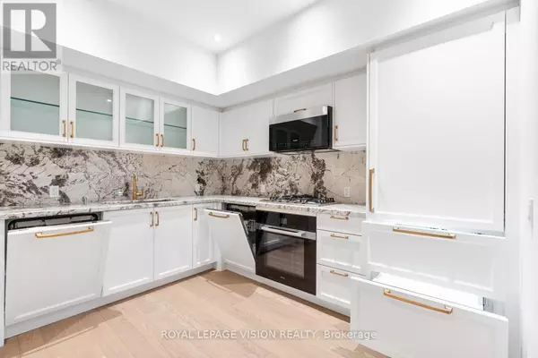 Toronto (englemount-lawrence), ON M6B0B2,505 Glencairn AVE #222