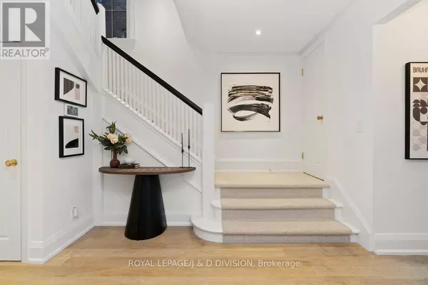 Toronto (yonge-st. Clair), ON M4V1J4,146 BALMORAL AVENUE