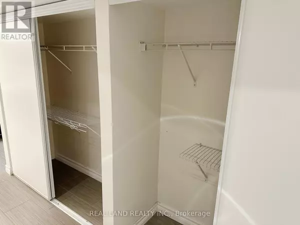 Toronto (bayview Woods-steeles), ON M2H1K3,26 GREYHOUND DRIVE E