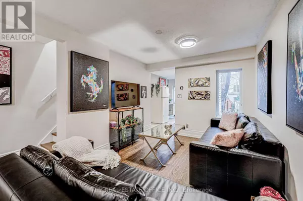 Toronto (niagara), ON M5V1G3,591 WELLINGTON STREET W