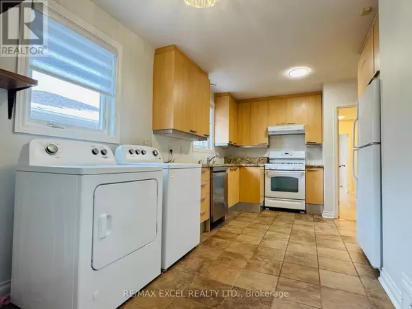 Toronto (newtonbrook East), ON M2M2N1,98 Newton DR #Main