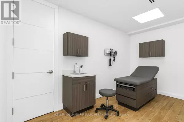 Toronto (moss Park), ON M5A1V1,541 Queen ST East #Upper