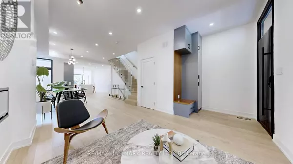 Toronto (trinity-bellwoods), ON M6J2V4,122 CRAWFORD STREET