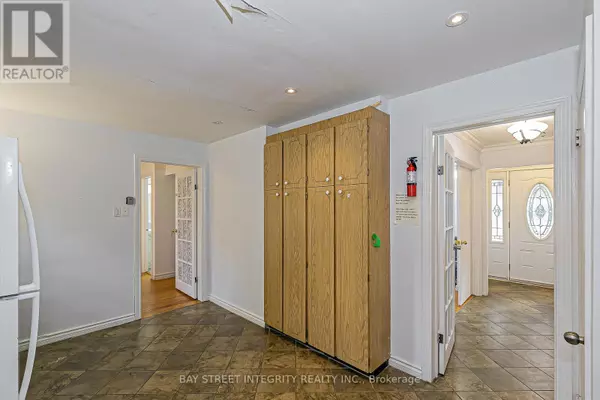 Toronto (newtonbrook East), ON M2M2E7,160 CUMMER AVENUE