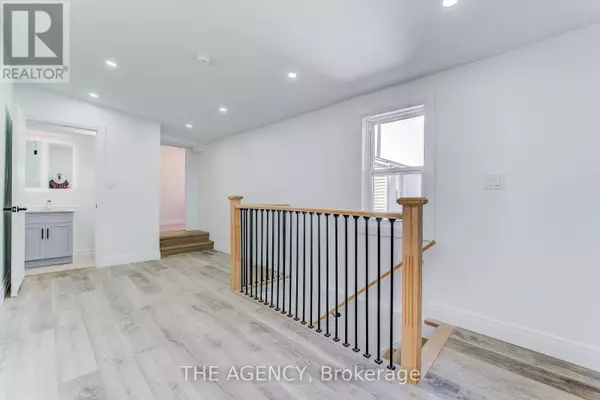 Toronto (oakwood Village), ON M6C3Y9,259 ROBINA AVENUE