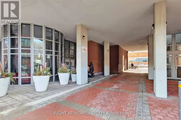 Toronto (moss Park), ON M5A4T7,255 Richmond ST East #406