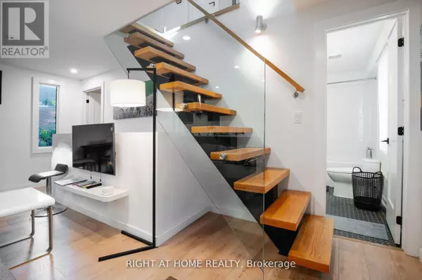 Toronto (dufferin Grove), ON M6H3Y2,377 Lansdowne AVE #Upper