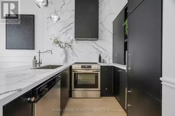 Toronto (niagara), ON M5V2Y6,700 King ST #403