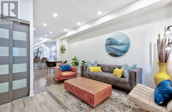 Toronto (annex), ON M6G2R2,717 PALMERSTON AVENUE