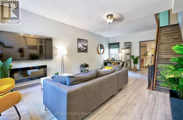 Toronto (trinity-bellwoods), ON M6J2W5,108 SHAW STREET