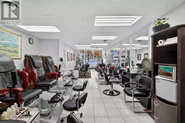 Toronto (wychwood), ON M6C1A7,655 ST CLAIR AVENUE W