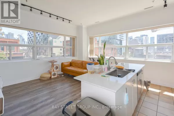 Toronto (waterfront Communities), ON M5V2Y6,700 King ST West #312