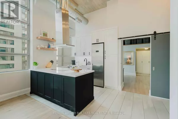 Toronto (niagara), ON M5V3J6,637 Lake Shore BLVD West #304