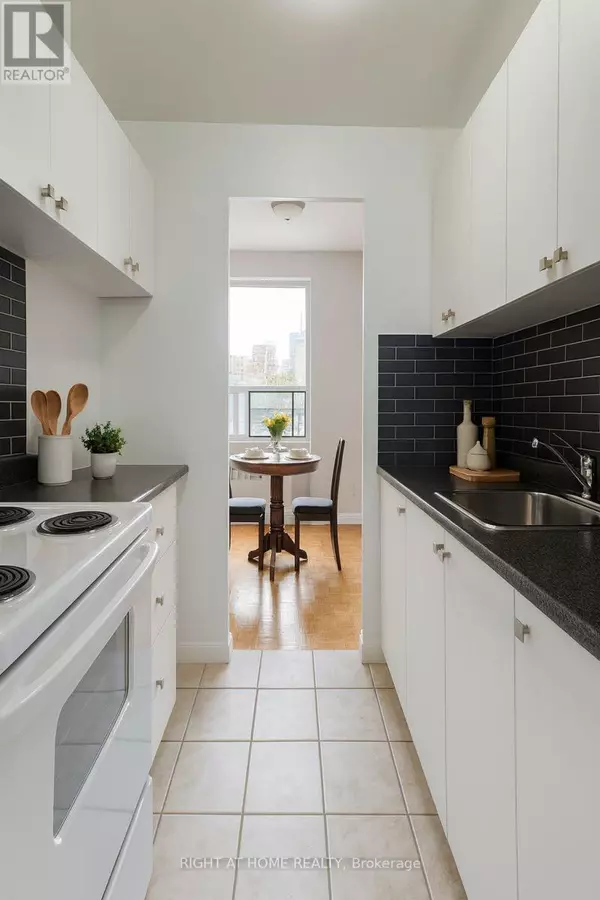 Toronto (banbury-don Mills), ON M3C1R4,1002 Lawrence AVE East #205