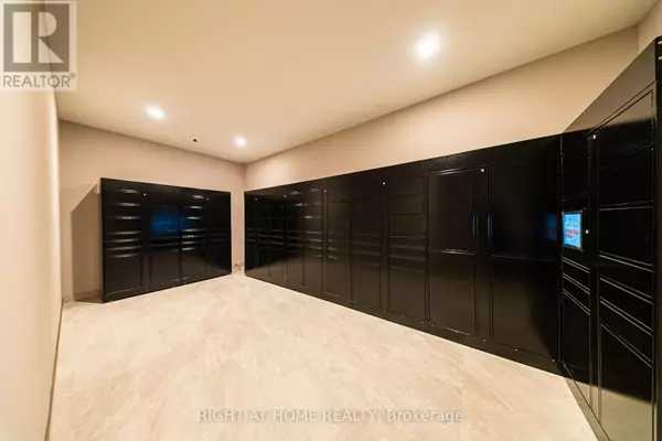 Toronto (banbury-don Mills), ON M3C0S4,1 Quarrington LN #914