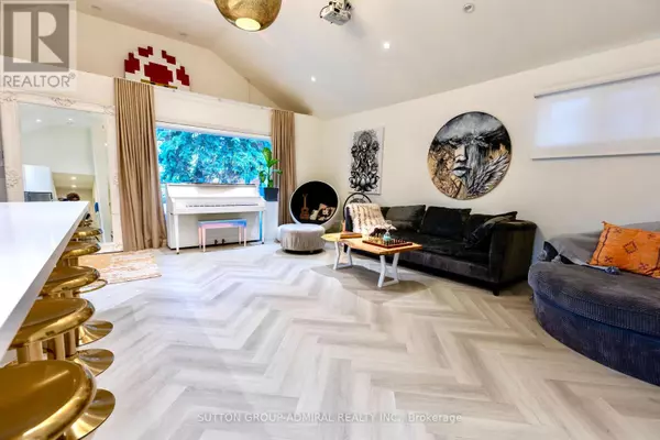 Toronto (englemount-lawrence), ON M6A1W1,44 BAYCREST AVENUE