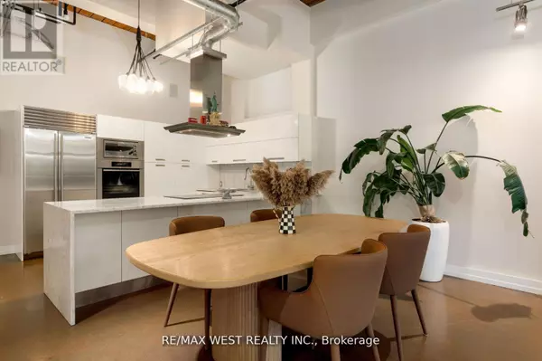 Toronto (niagara), ON M6K1X1,43 Hanna AVE #115