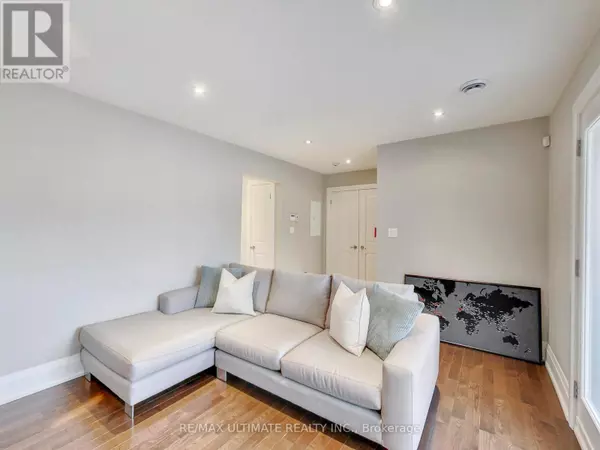 Toronto (oakwood Village), ON M6E2Y9,728 Vaughan RD #Apt #3