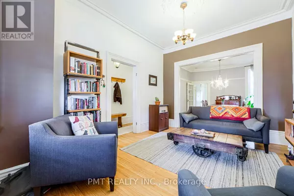 Toronto (trinity-bellwoods), ON M6J2B3,19 CHURCHILL AVENUE