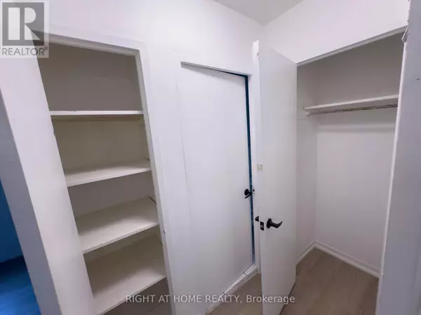 Toronto (leaside), ON M4G2L2,896 Eglinton AVE East #210