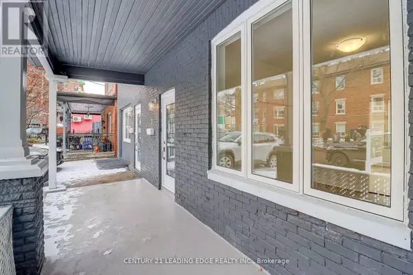 Toronto (wychwood), ON M6G2K4,7 ELLSWORTH AVENUE