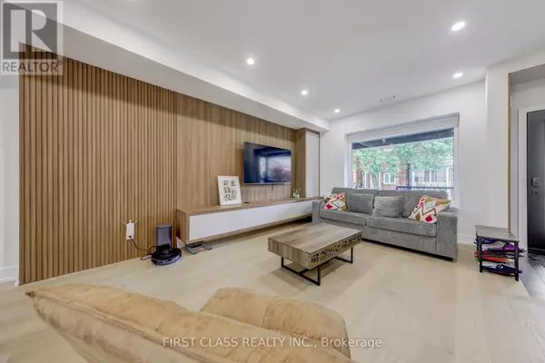 Toronto (palmerston-little Italy), ON M6G3R5,431 ROXTON ROAD