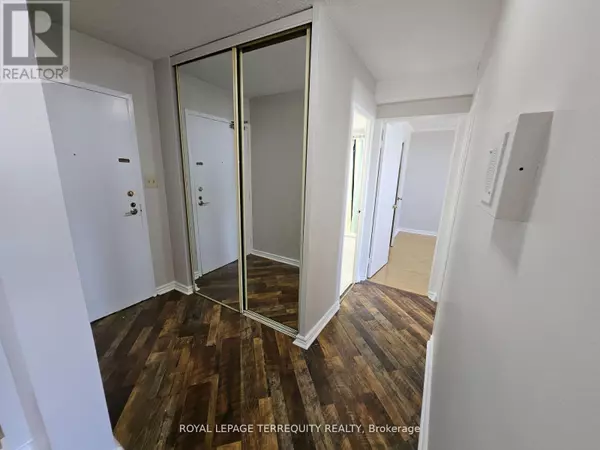 Toronto (flemingdon Park), ON M3C3A5,5 Shady Golfway #1402