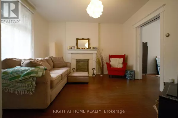 Toronto (annex), ON M6G1W3,13 YARMOUTH GARDENS