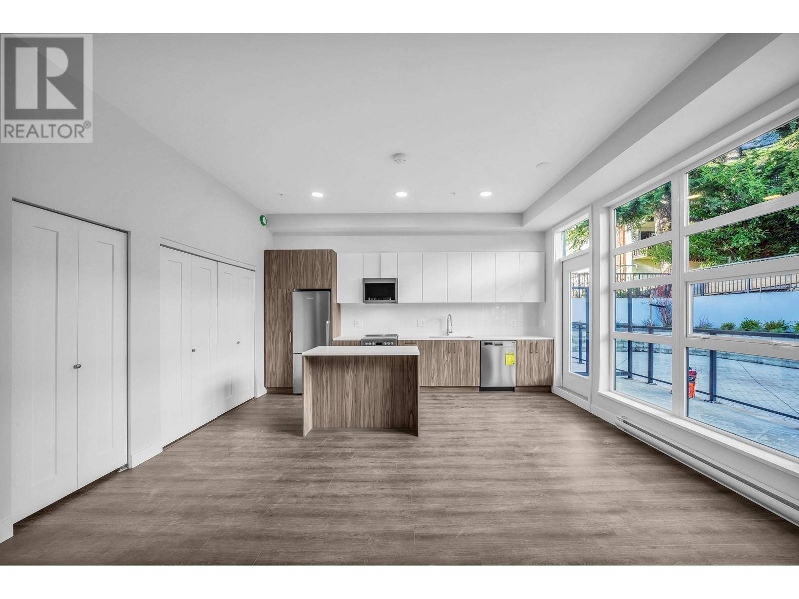 Burnaby, BC V5B1R2,395 ELLESMERE AVE #208