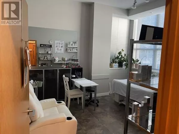 Vancouver, BC V6J3H9,2233 BURRARD ST #212