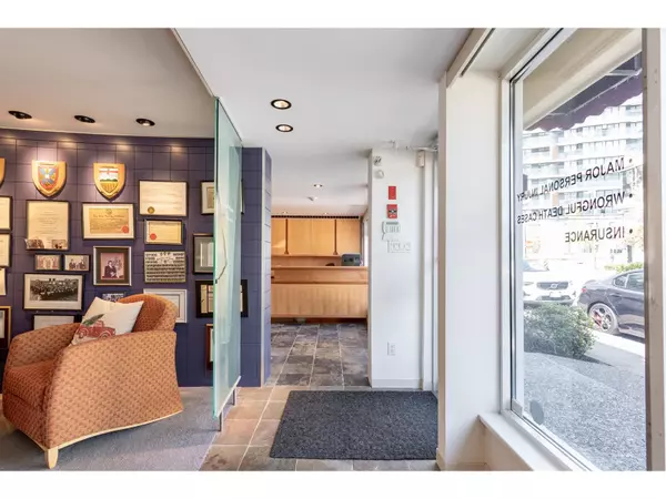 White Rock, BC V4B2L2,15260 THRIFT AVENUE