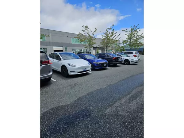 Surrey, BC V3W2V7,13049 76 AVE #109