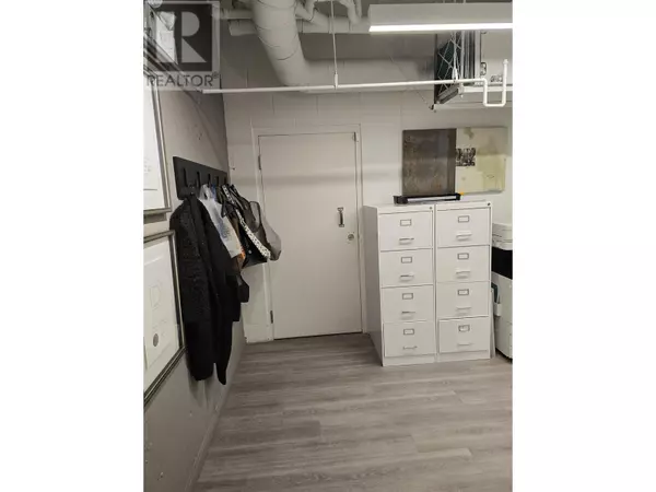 Vancouver, BC V6R1N6,3327 W 4TH AVENUE