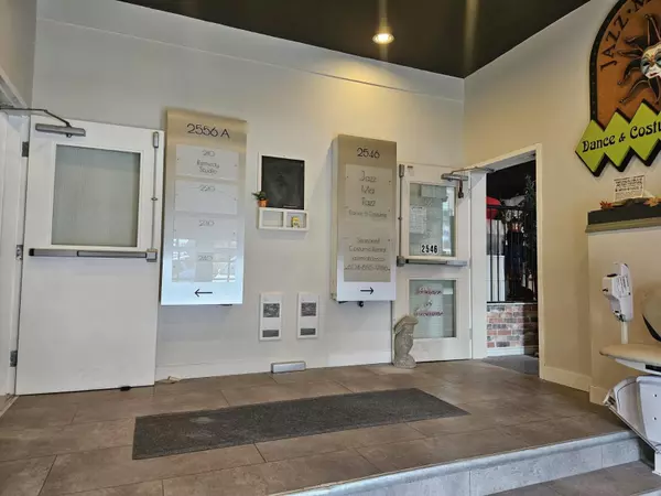 Abbotsford, BC V2S3T3,2546 MONTROSE AVENUE