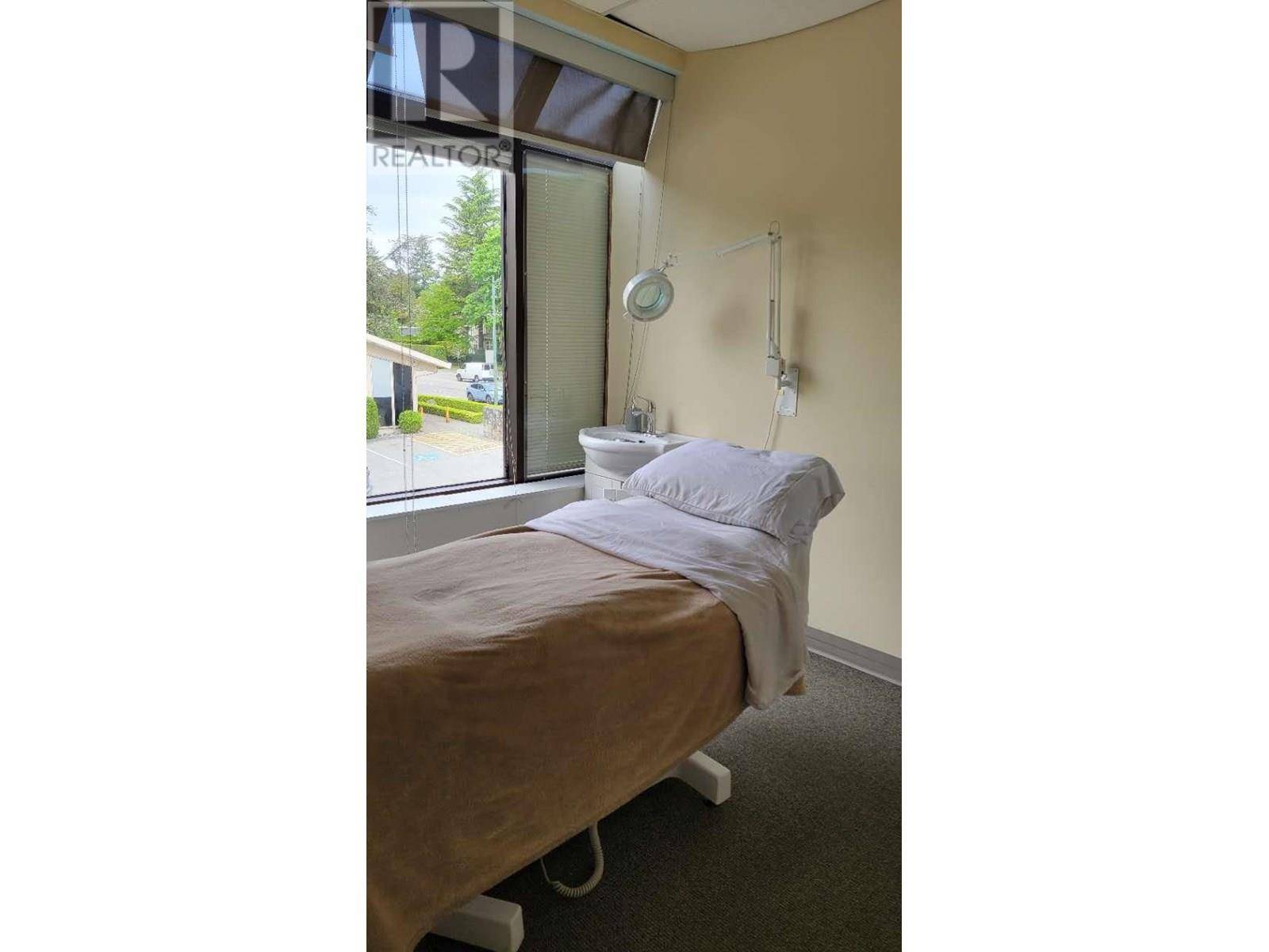 Vancouver, BC V6M4J7,5701 GRANVILLE ST #228
