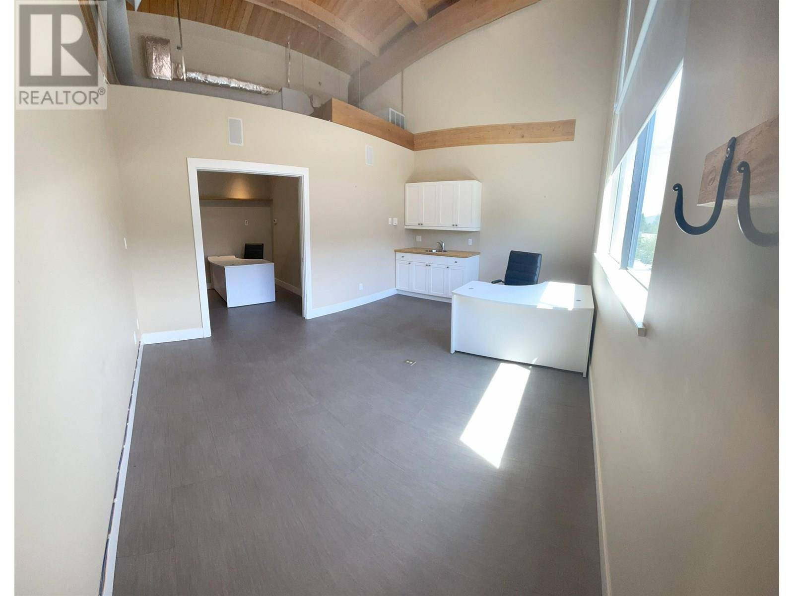 Gibsons, BC V0N1V8,1001 GIBSONS WAY #201