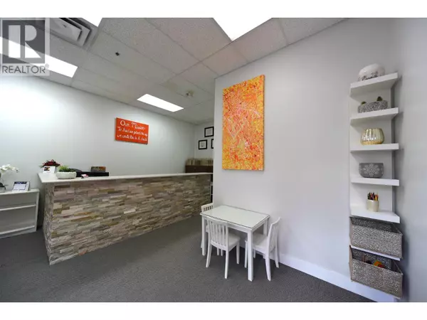 North Vancouver, BC V7M2E9,215 LONSDALE AVENUE