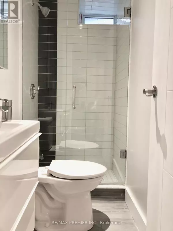 Toronto (south Riverdale), ON M4M2V6,50 Pape AVE #1