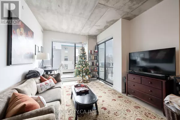 Toronto (south Riverdale), ON M4M0E9,246 Logan AVE #308