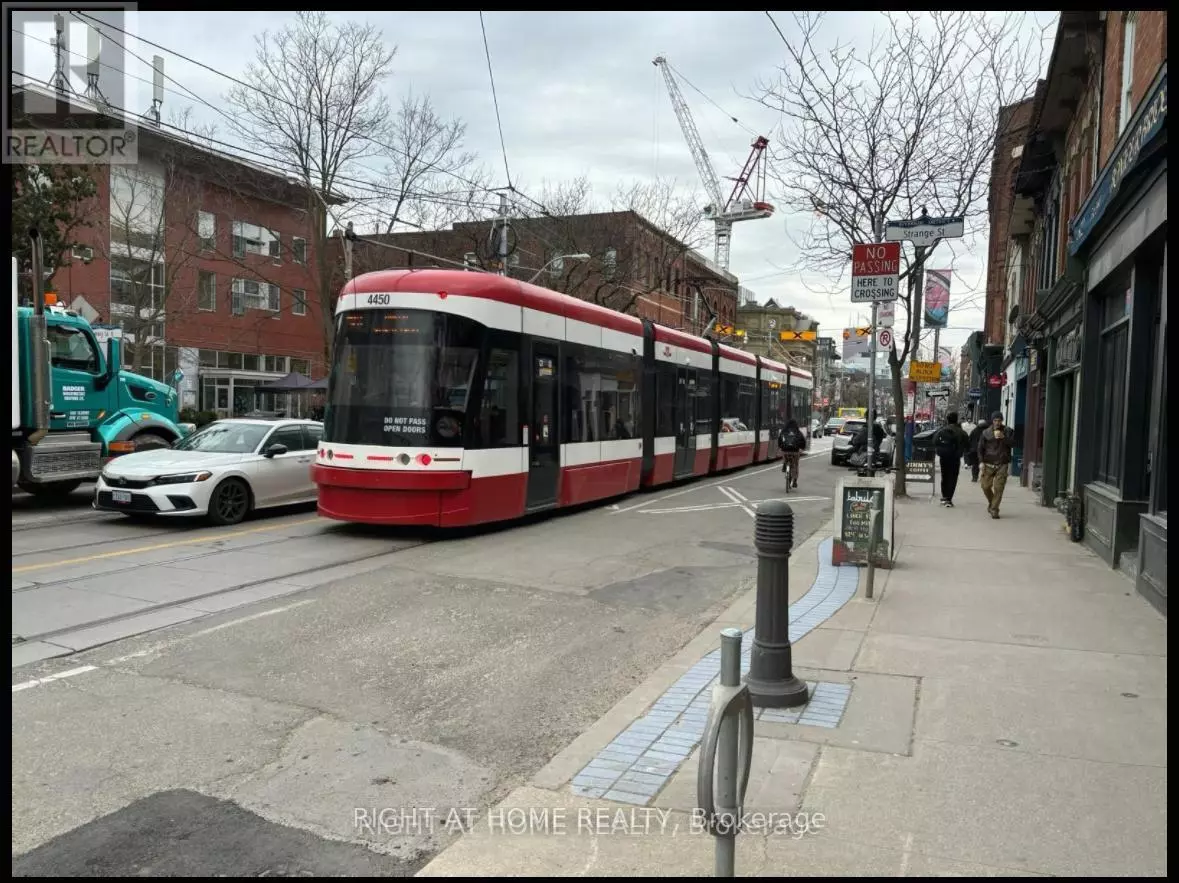 Toronto (south Riverdale), ON M4M1H4,782 QUEEN STREET E