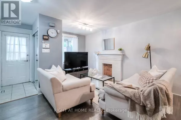 Toronto (south Riverdale), ON M4M3B4,30 CURZON STREET