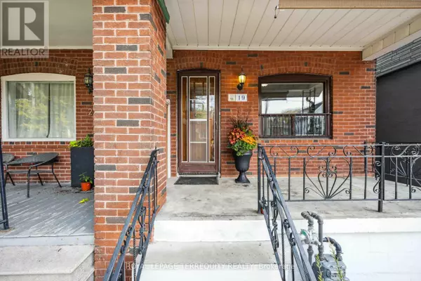 Toronto (south Riverdale), ON M4M3B3,19 CURZON STREET