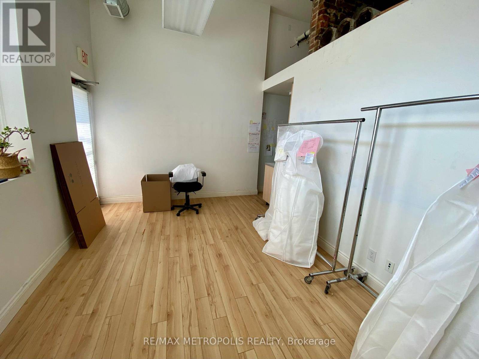 Toronto (south Riverdale), ON M4M2G6,238 BROADVIEW AVENUE