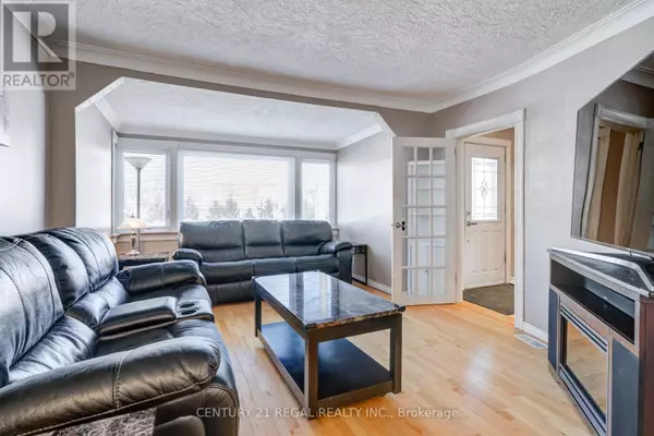 Toronto (danforth Village-east York), ON M4J2B3,527 SAMMON AVENUE