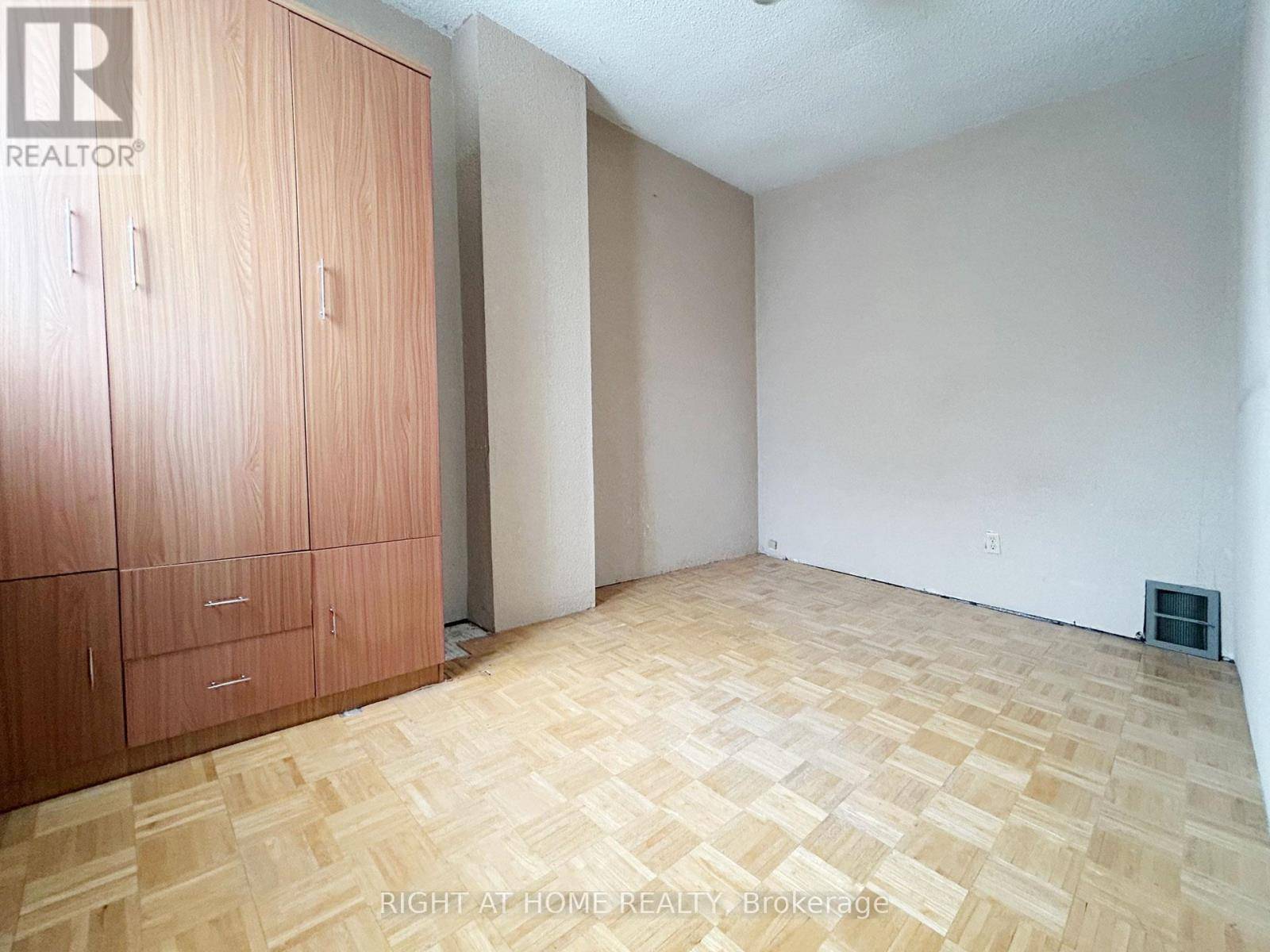 Toronto (greenwood-coxwell), ON M4L1Y8,1313 GERRARD STREET