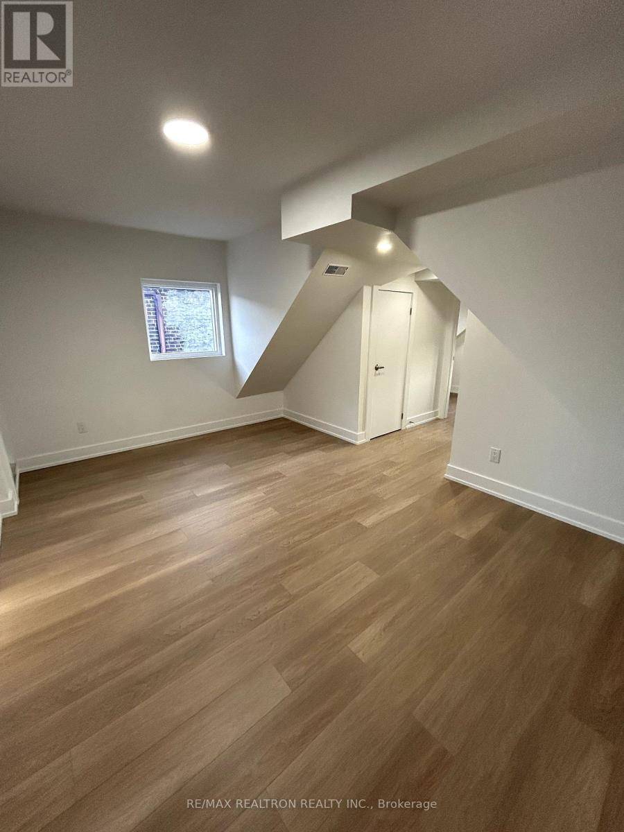 Toronto (south Riverdale), ON M4M3B6,137 Curzon ST #3