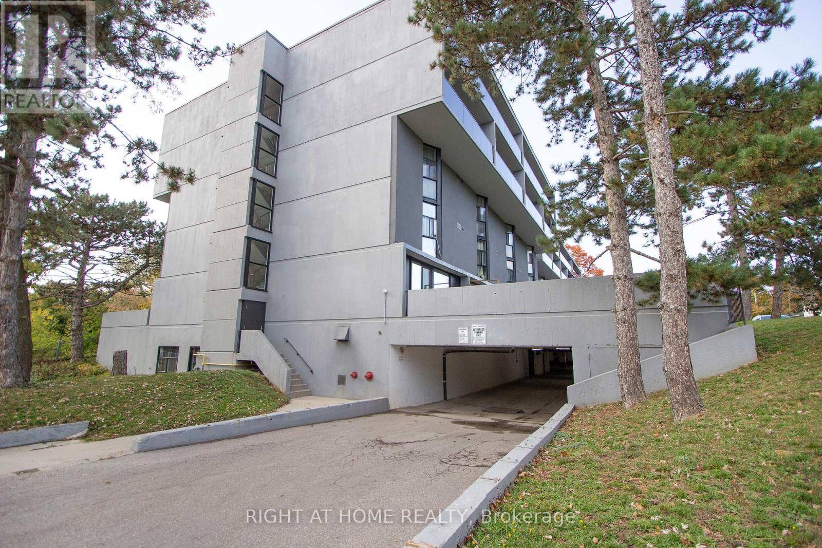 Oshawa (central), ON L1H4C2,454 Centre ST South #110