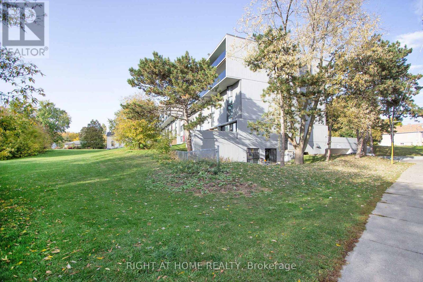 Oshawa (central), ON L1H4C2,454 Centre ST South #110