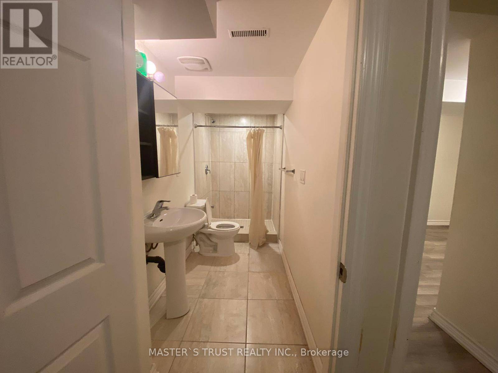 Whitby (downtown Whitby), ON L1N1V4,711 Dunlop ST West #Basement