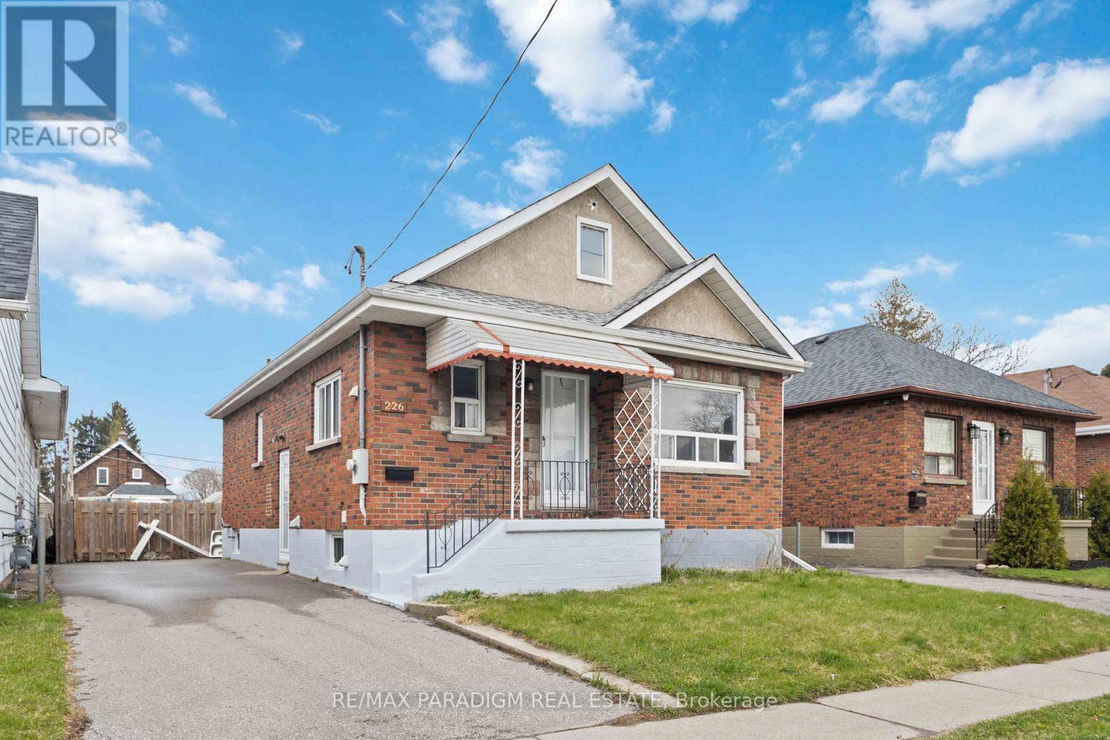 Oshawa (central), ON L1H3B6,226 MCNAUGHTON AVENUE